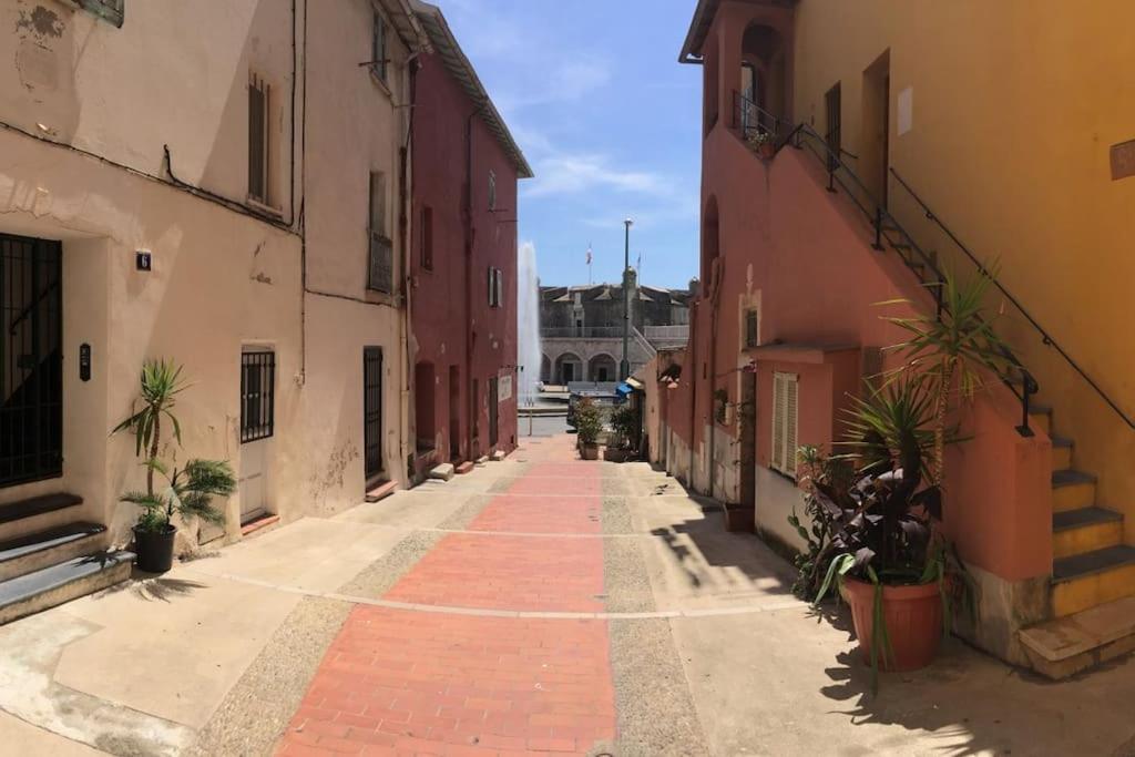 Between The Roofs Of Menton Old Town And The Sea Экстерьер фото