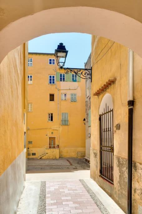 Between The Roofs Of Menton Old Town And The Sea Экстерьер фото