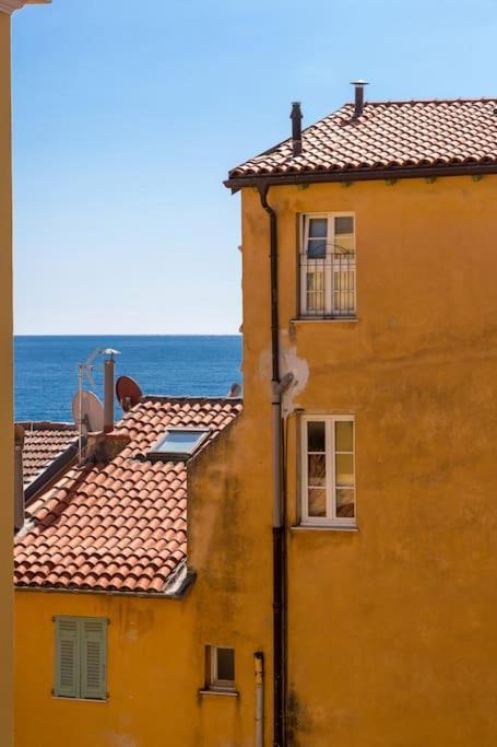 Between The Roofs Of Menton Old Town And The Sea Экстерьер фото