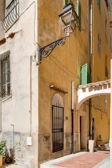 Between The Roofs Of Menton Old Town And The Sea Экстерьер фото